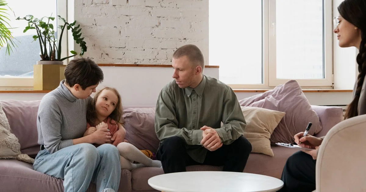Separated parents in co-parenting mediation with child